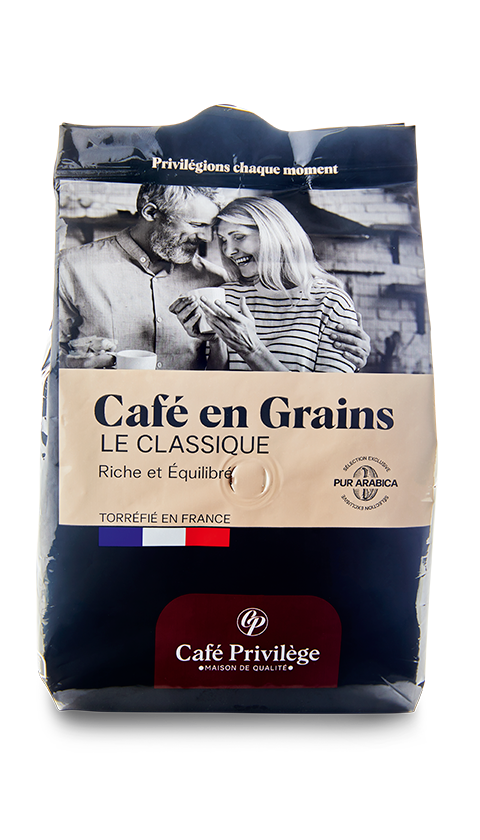 De tous nos cafés, le café en grains est certainement celui qui offre le plus de plaisir à la dégustation comme à la préparation. Chez Café Privilège, nous torréfions les